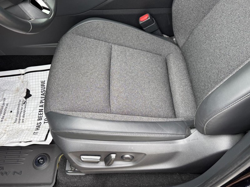 Toyota Crown Vehicle Image 15
