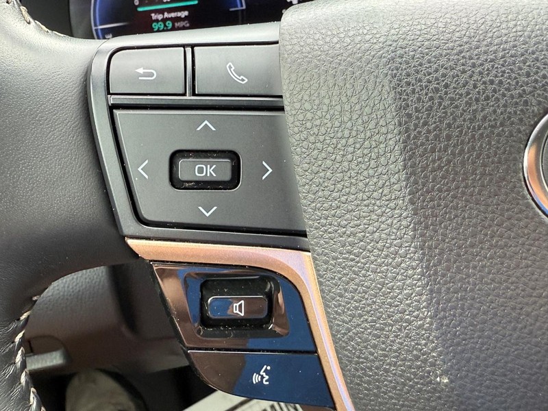 Toyota Crown Vehicle Image 16