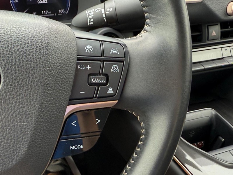 Toyota Crown Vehicle Image 17