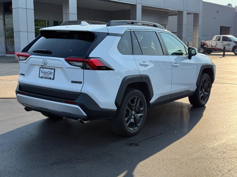 Toyota RAV4 Vehicle Image 3
