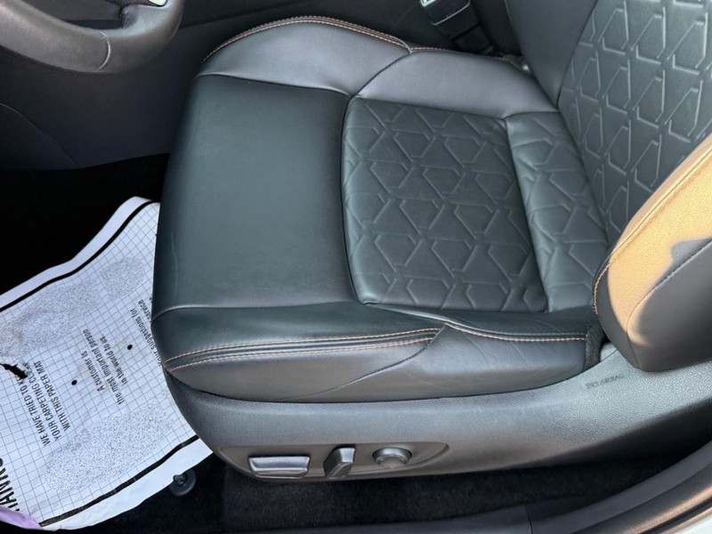 Toyota RAV4 Vehicle Image 15