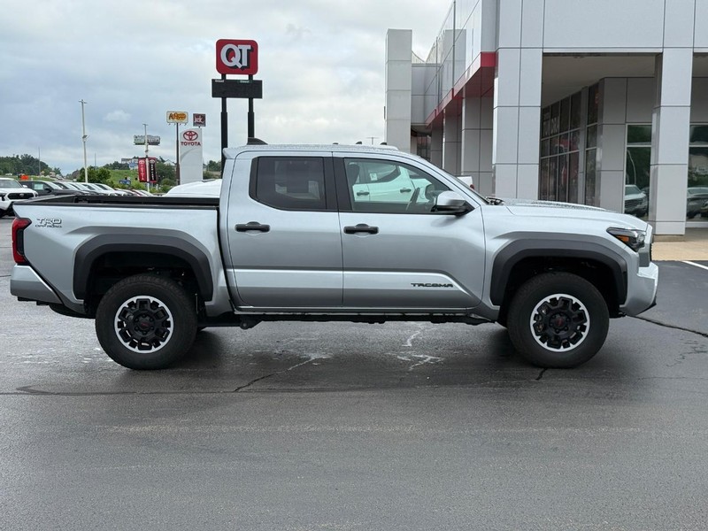 Toyota Tacoma 4WD Vehicle Image 2