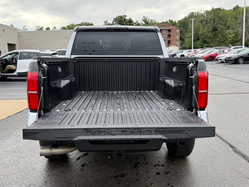 Toyota Tacoma 4WD Vehicle Image 4