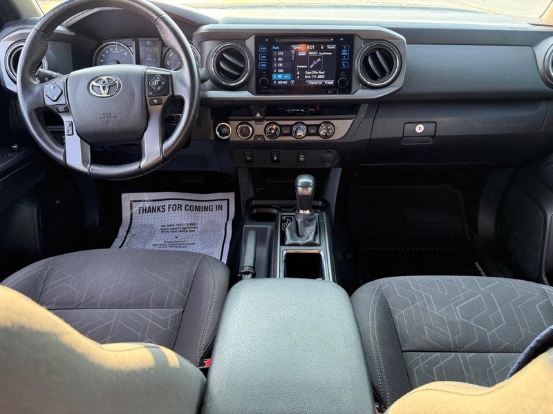 Toyota Tacoma Vehicle Image 12
