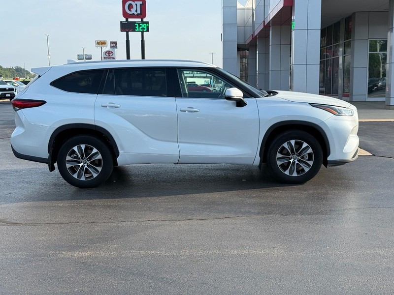 Toyota Highlander Vehicle Image 2