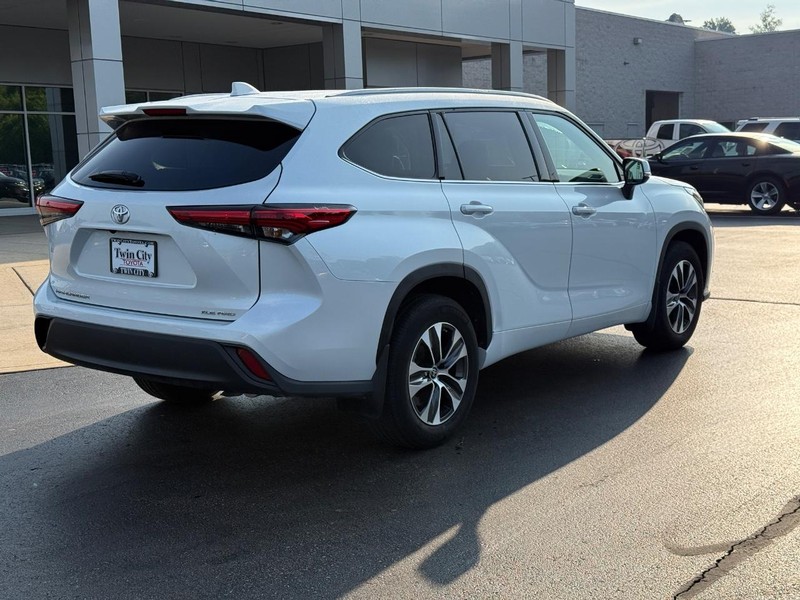 Toyota Highlander Vehicle Image 3