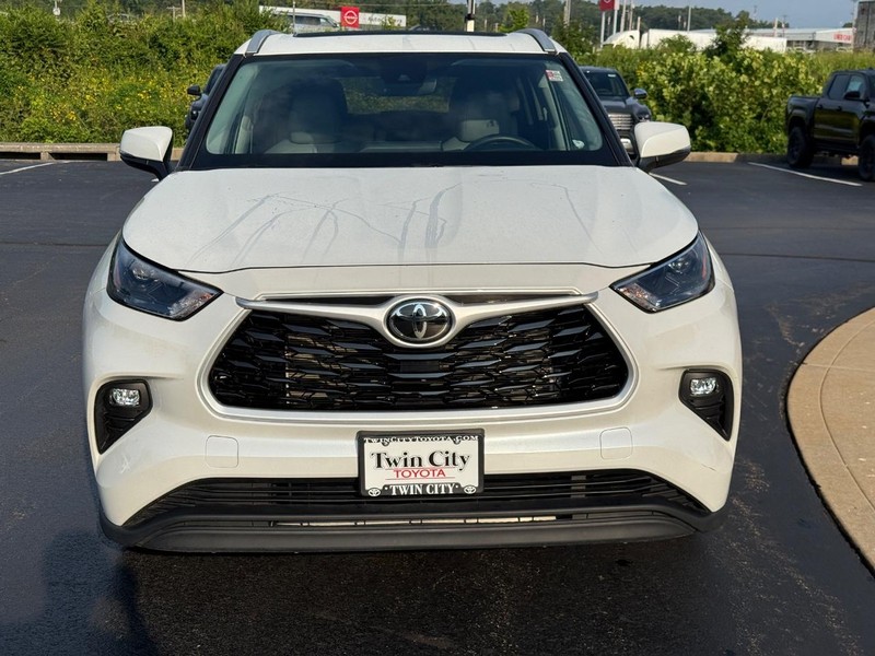 Toyota Highlander Vehicle Image 9