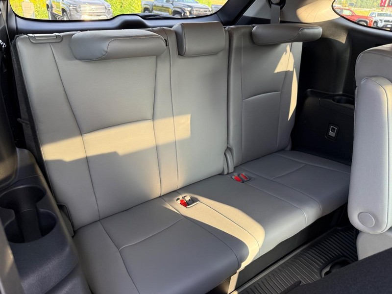 Toyota Highlander Vehicle Image 10
