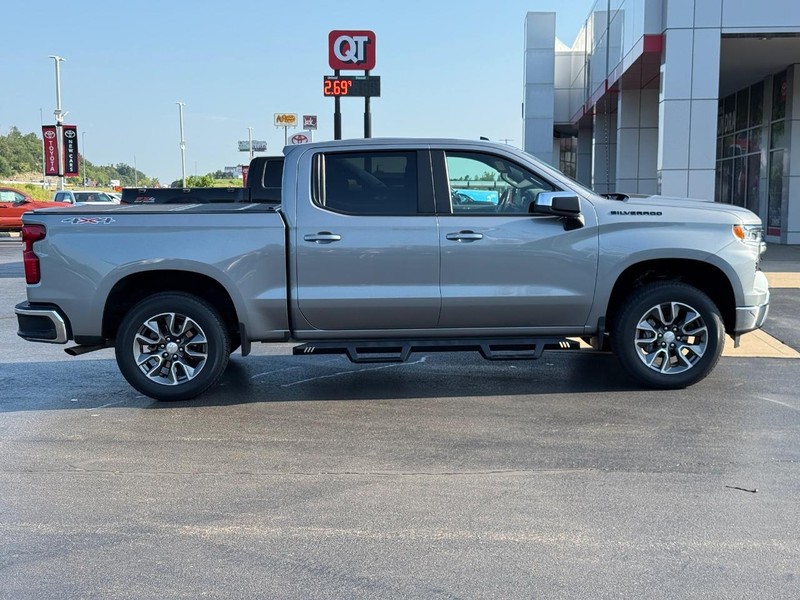 Chevrolet Silverado 1500 Vehicle Image 2