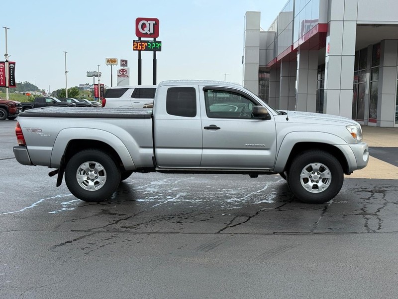 Toyota Tacoma Vehicle Image 2