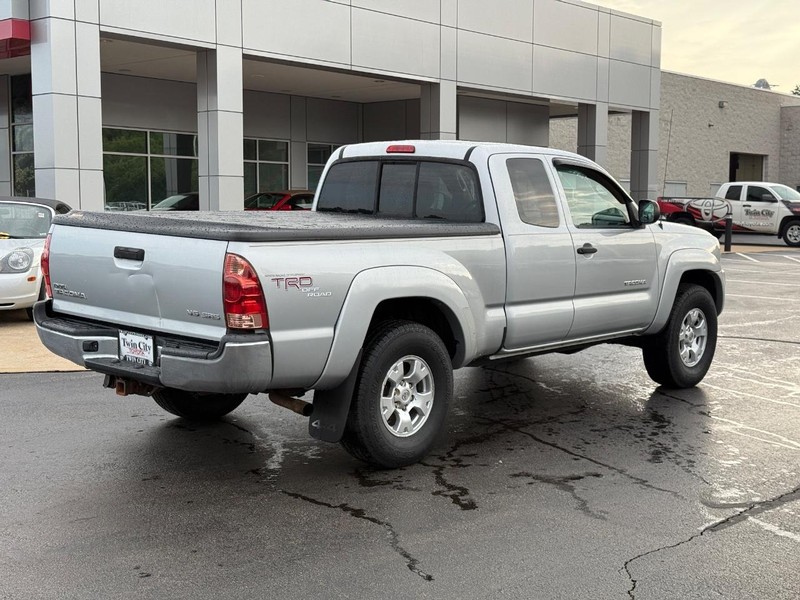 Toyota Tacoma Vehicle Image 3