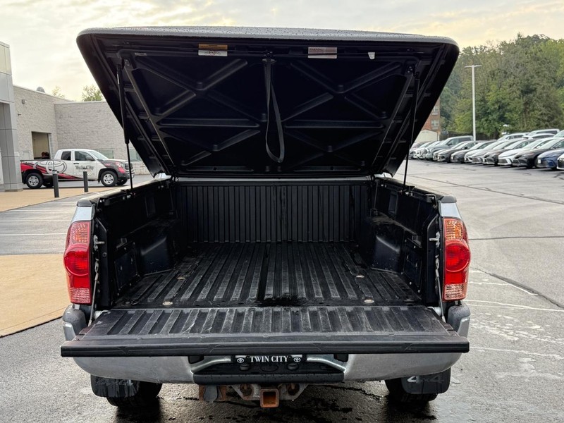 Toyota Tacoma Vehicle Image 4