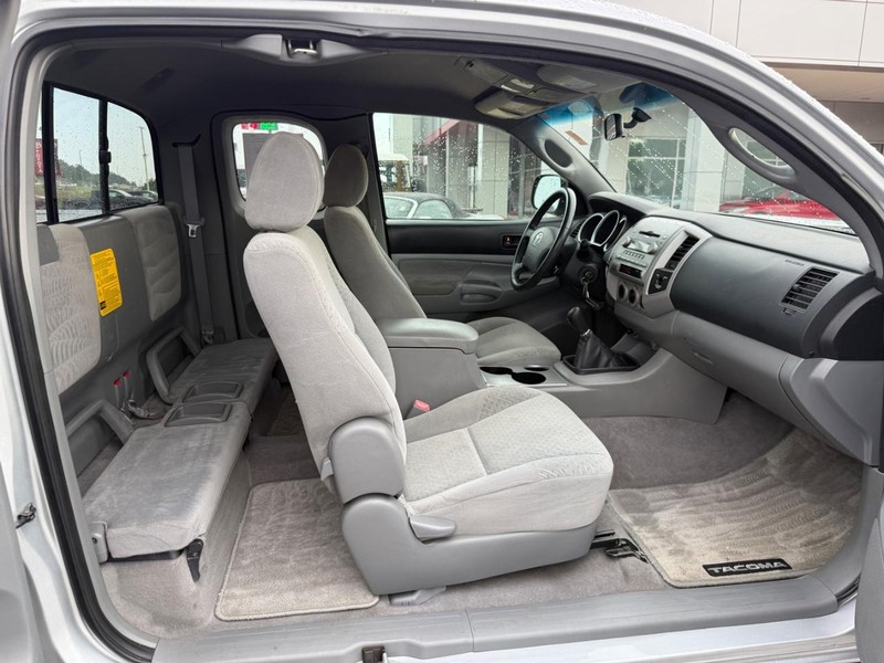 Toyota Tacoma Vehicle Image 11