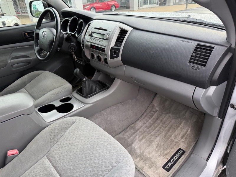 Toyota Tacoma Vehicle Image 12