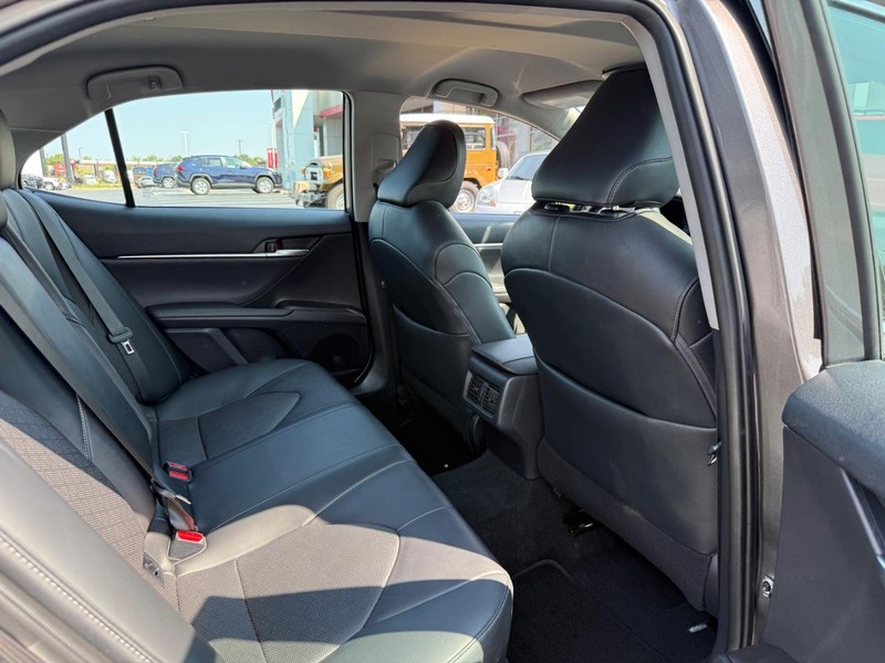 Toyota Camry Vehicle Image 11