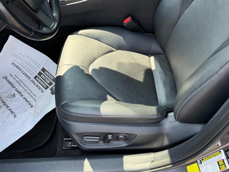 Toyota Camry Vehicle Image 16