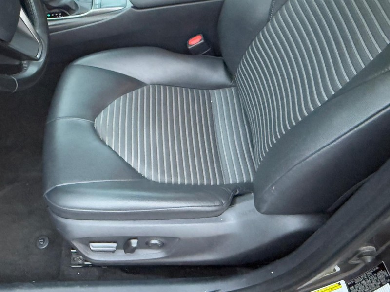 Toyota Camry Vehicle Image 16