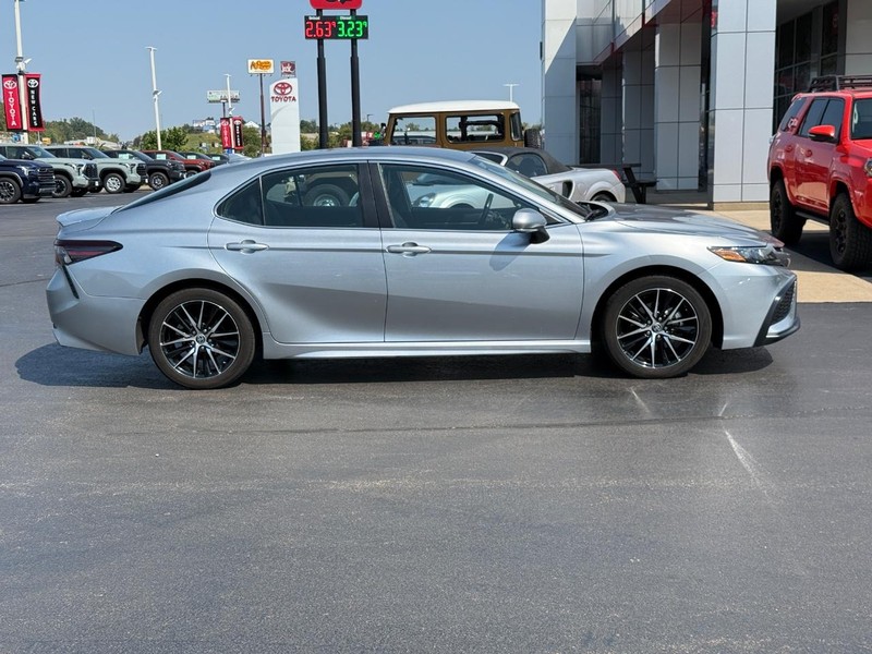 Toyota Camry Vehicle Image 2