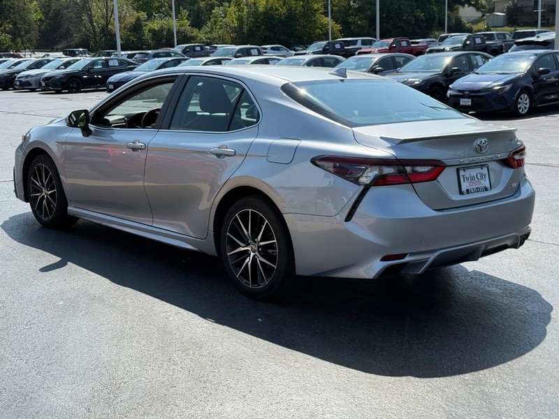 Toyota Camry Vehicle Image 7