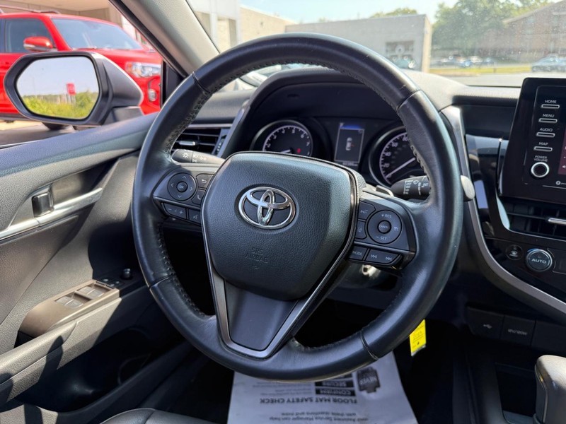 Toyota Camry Vehicle Image 13