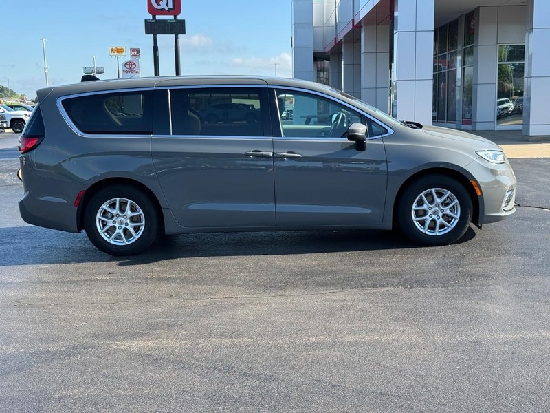 Chrysler Pacifica Vehicle Image 2
