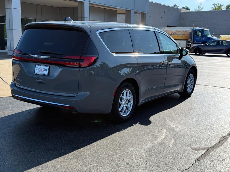 Chrysler Pacifica Vehicle Image 3