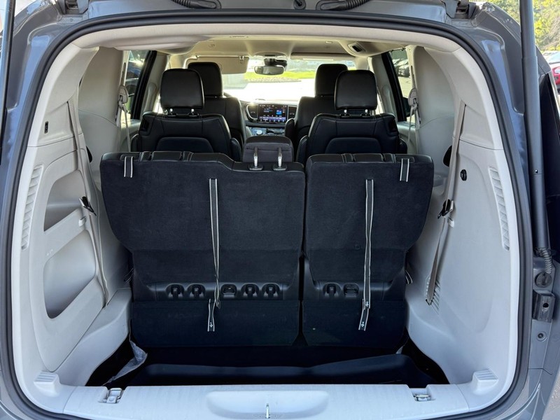 Chrysler Pacifica Vehicle Image 4