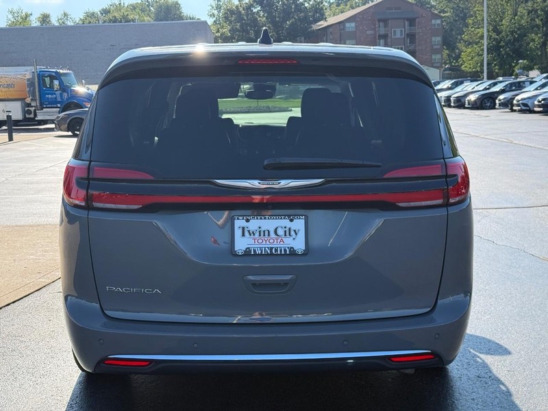 Chrysler Pacifica Vehicle Image 5