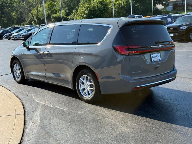 Chrysler Pacifica Vehicle Image 6
