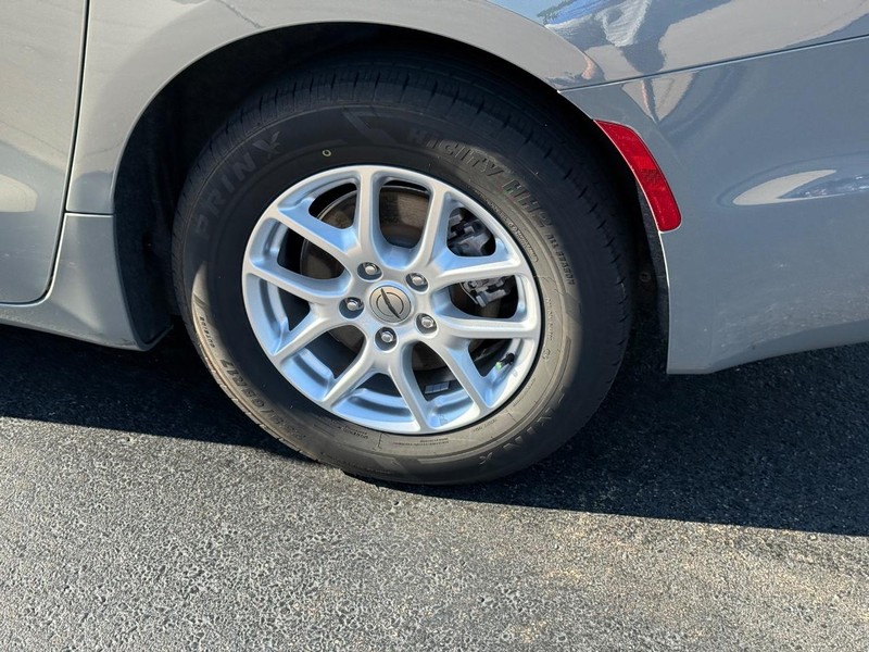 Chrysler Pacifica Vehicle Image 7