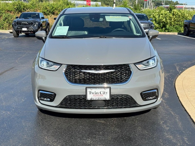 Chrysler Pacifica Vehicle Image 9