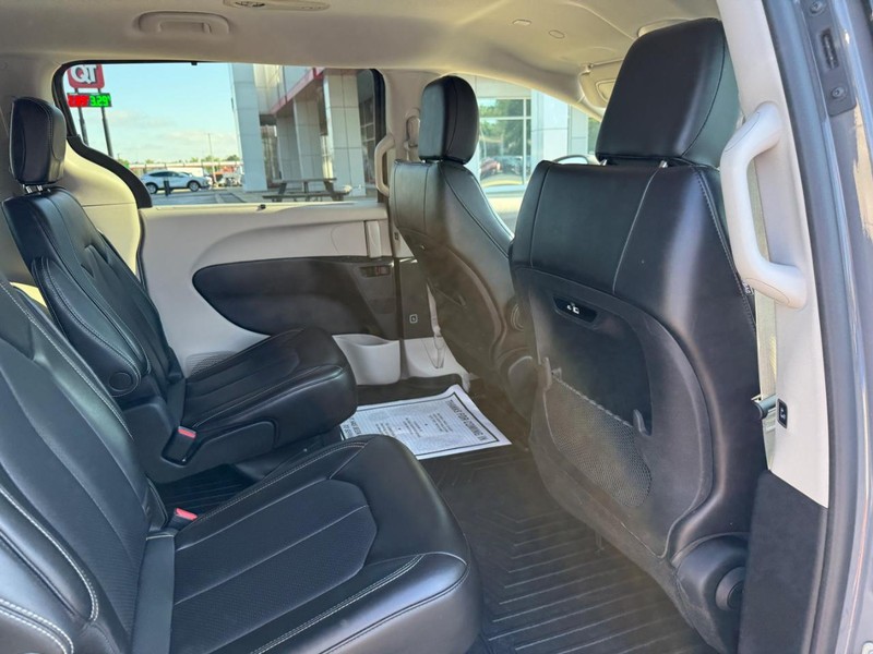 Chrysler Pacifica Vehicle Image 10