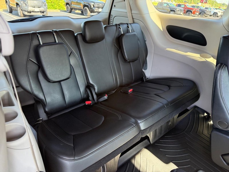 Chrysler Pacifica Vehicle Image 11