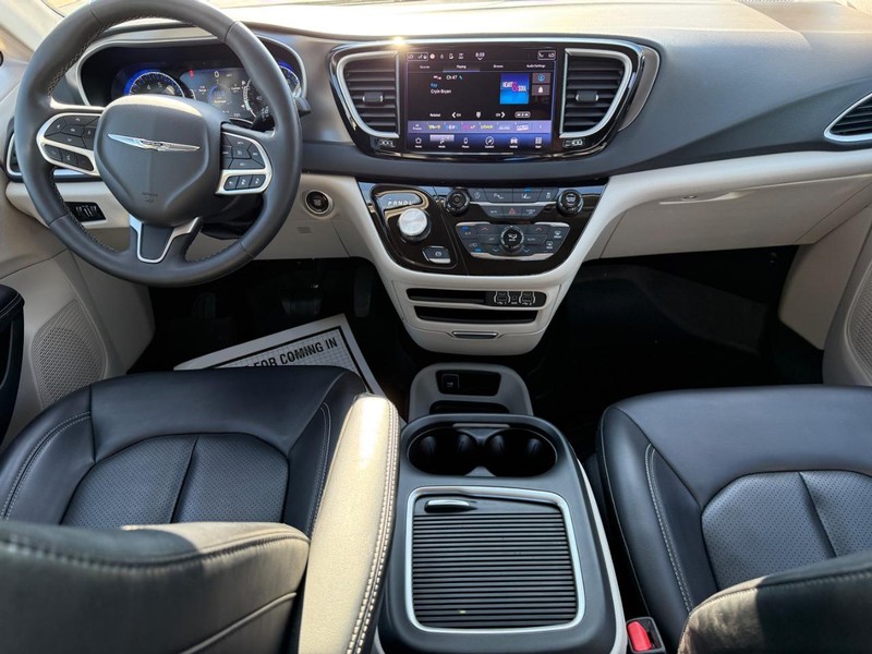 Chrysler Pacifica Vehicle Image 12