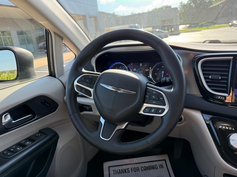 Chrysler Pacifica Vehicle Image 13