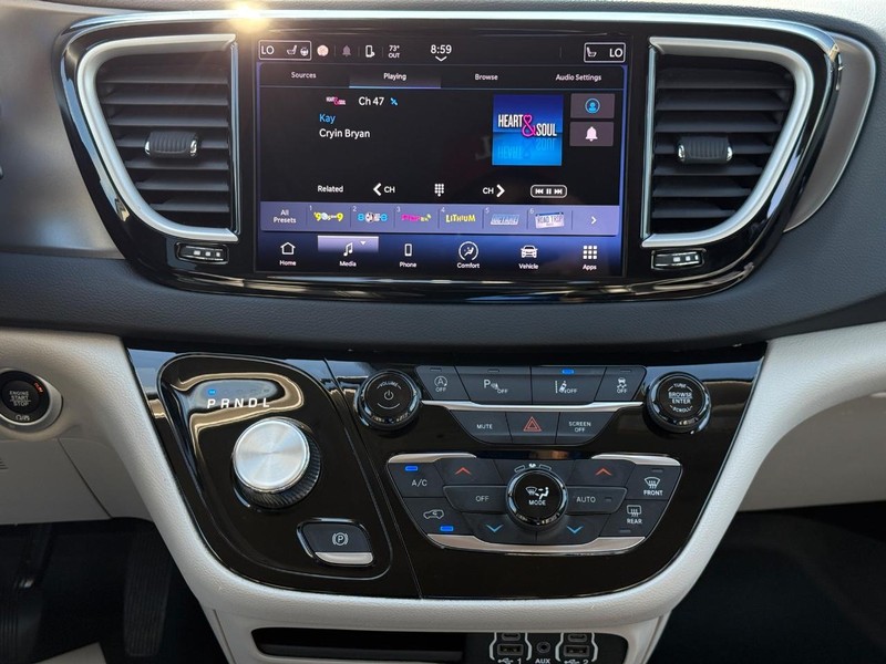 Chrysler Pacifica Vehicle Image 14