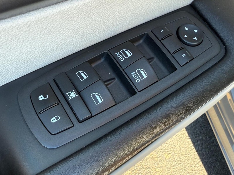 Chrysler Pacifica Vehicle Image 15