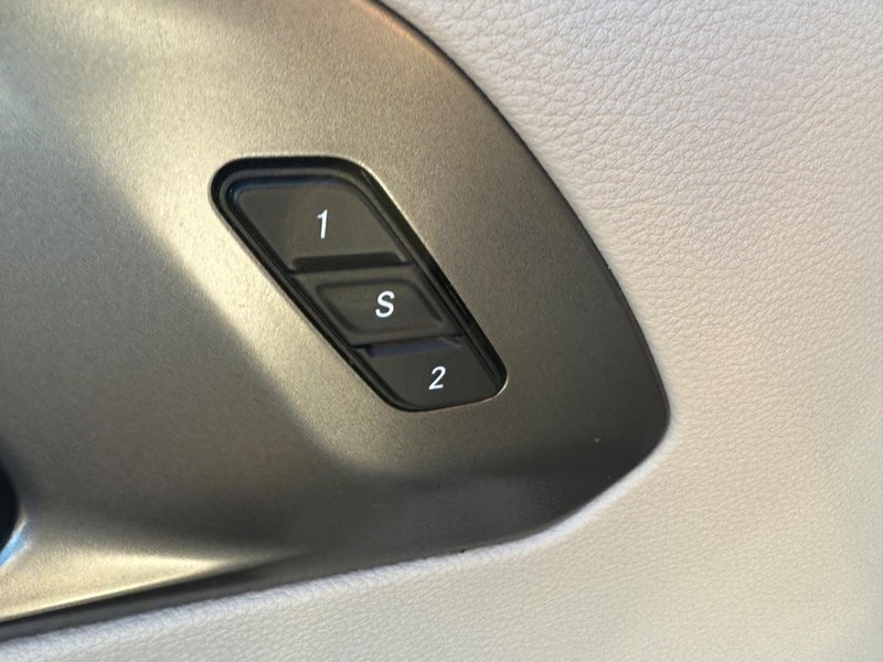 Chrysler Pacifica Vehicle Image 16