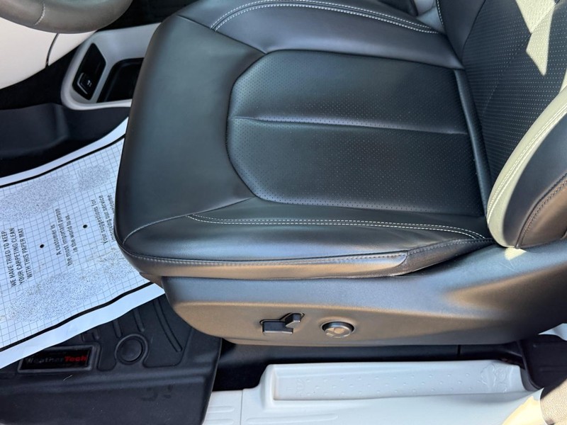 Chrysler Pacifica Vehicle Image 17