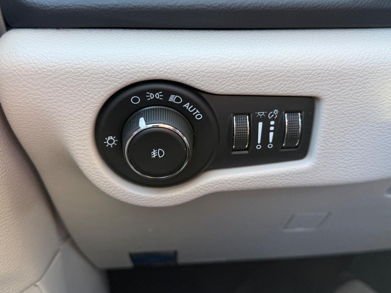 Chrysler Pacifica Vehicle Image 18