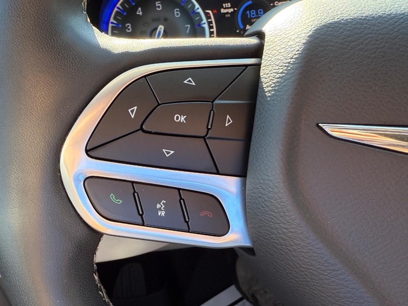 Chrysler Pacifica Vehicle Image 19