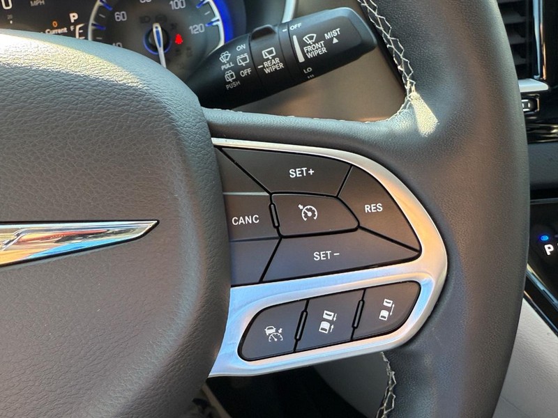 Chrysler Pacifica Vehicle Image 20