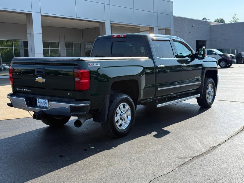 Chevrolet Silverado 3500HD Vehicle Image 3