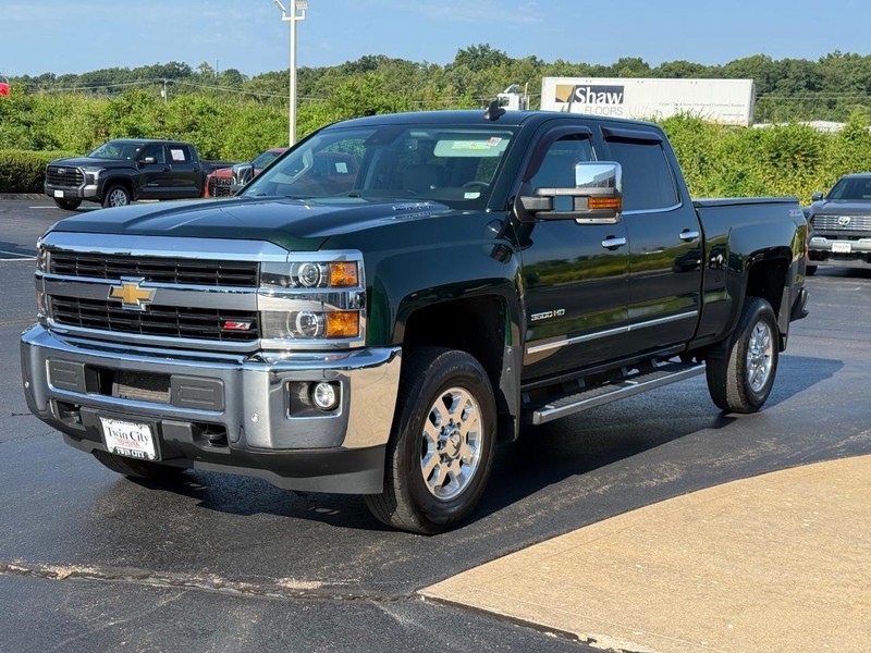 Chevrolet Silverado 3500HD Vehicle Image 8