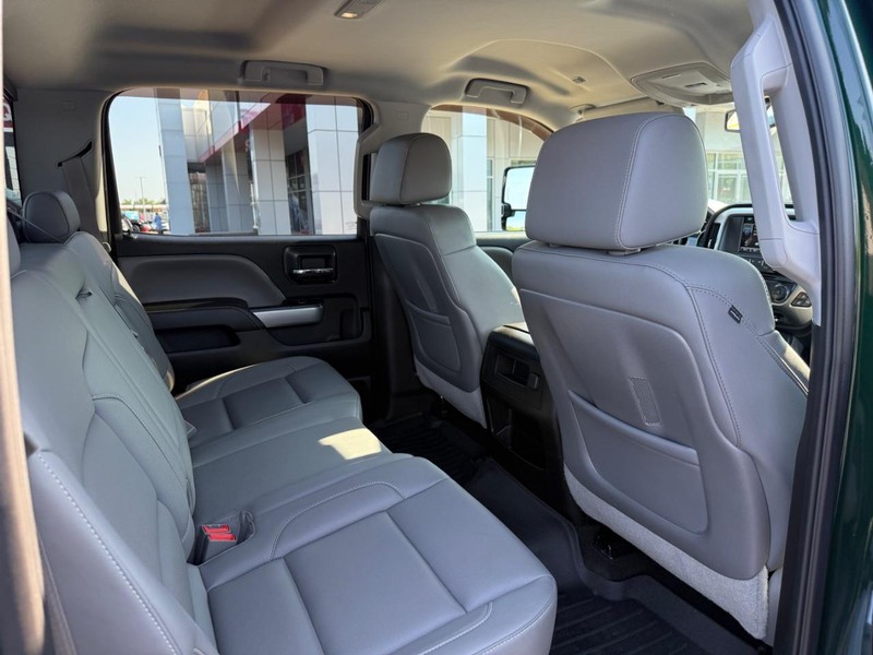 Chevrolet Silverado 3500HD Vehicle Image 11