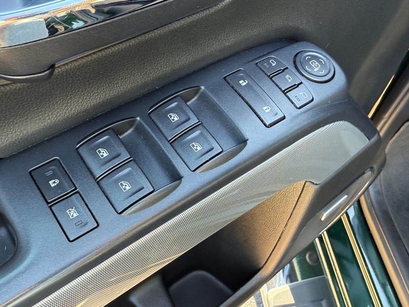 Chevrolet Silverado 3500HD Vehicle Image 15