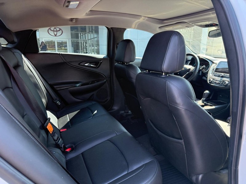 Chevrolet Malibu Vehicle Image 11