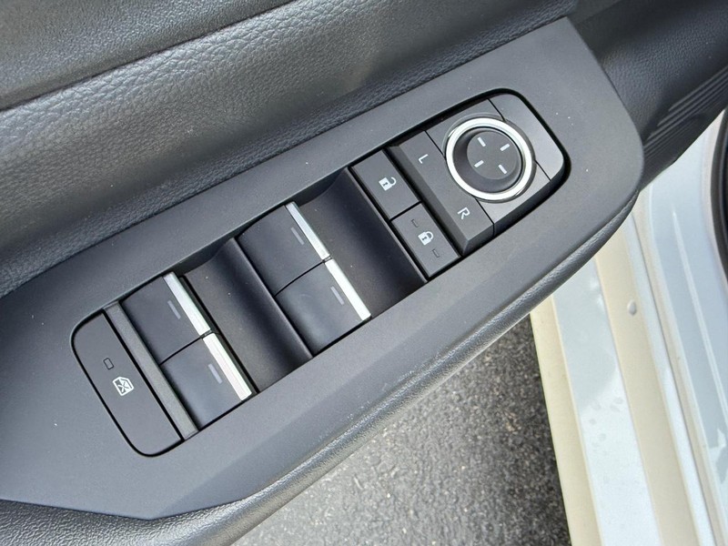 Toyota Prius Plug-In Hybrid Vehicle Image 10