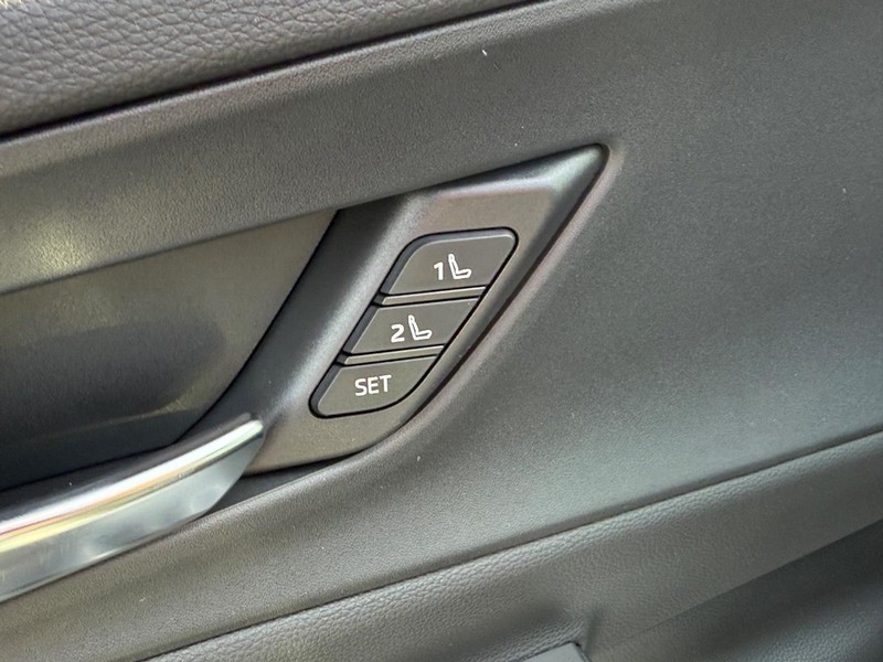 Toyota Prius Plug-In Hybrid Vehicle Image 11