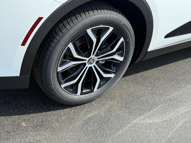 Toyota Crown Vehicle Image 4